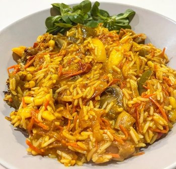Arroz basmati al curry con verduras, cebolla, pimientos, mango, maíz y zanahoria - Imagen 1