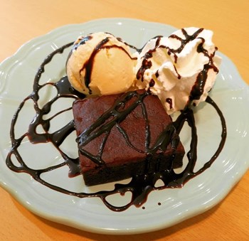 Brownie de chocolate con helado - Imagen 1
