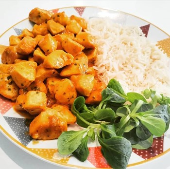 Pollo al curry acompañado de arroz basmati - Imagen 1